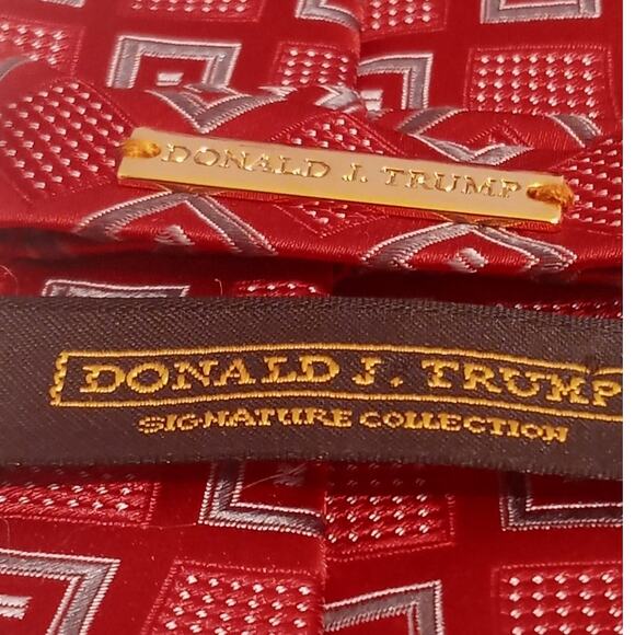 Donald Trump Signature Collection  Red / Gray Silk Geometric Neck Tie - Picture 6 of 8